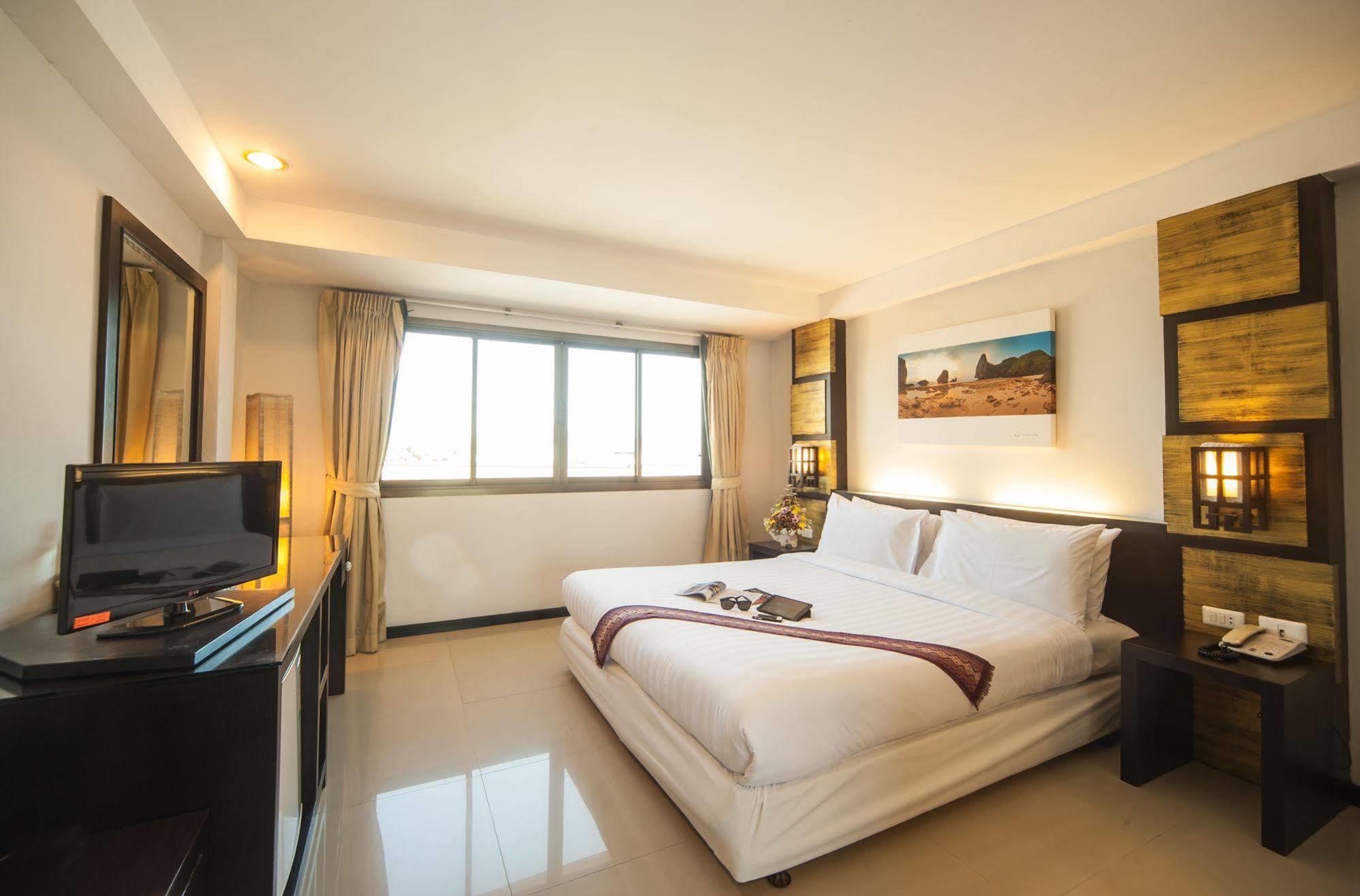 Crystal Inn Phuket Exteriör bild