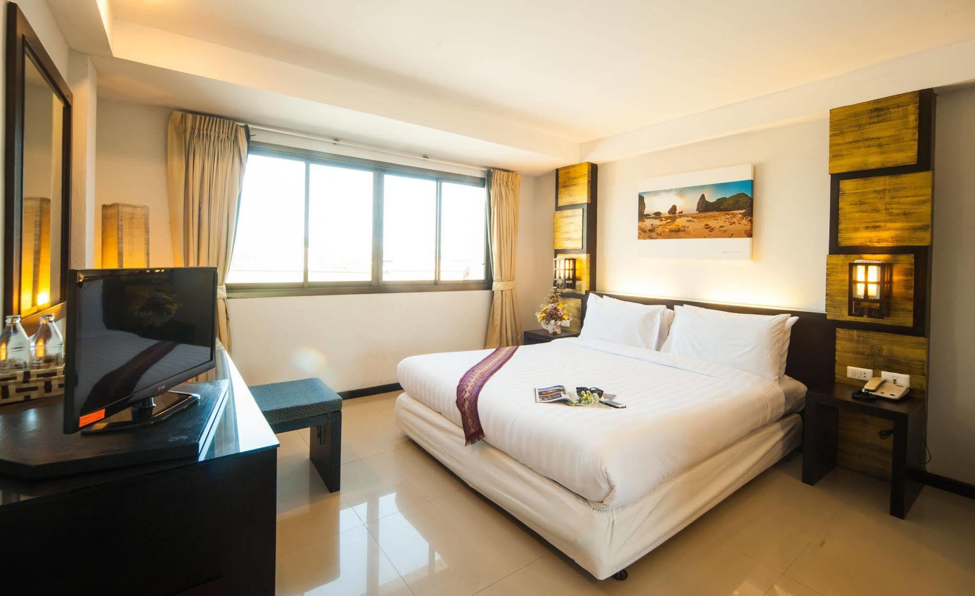 Crystal Inn Phuket Exteriör bild